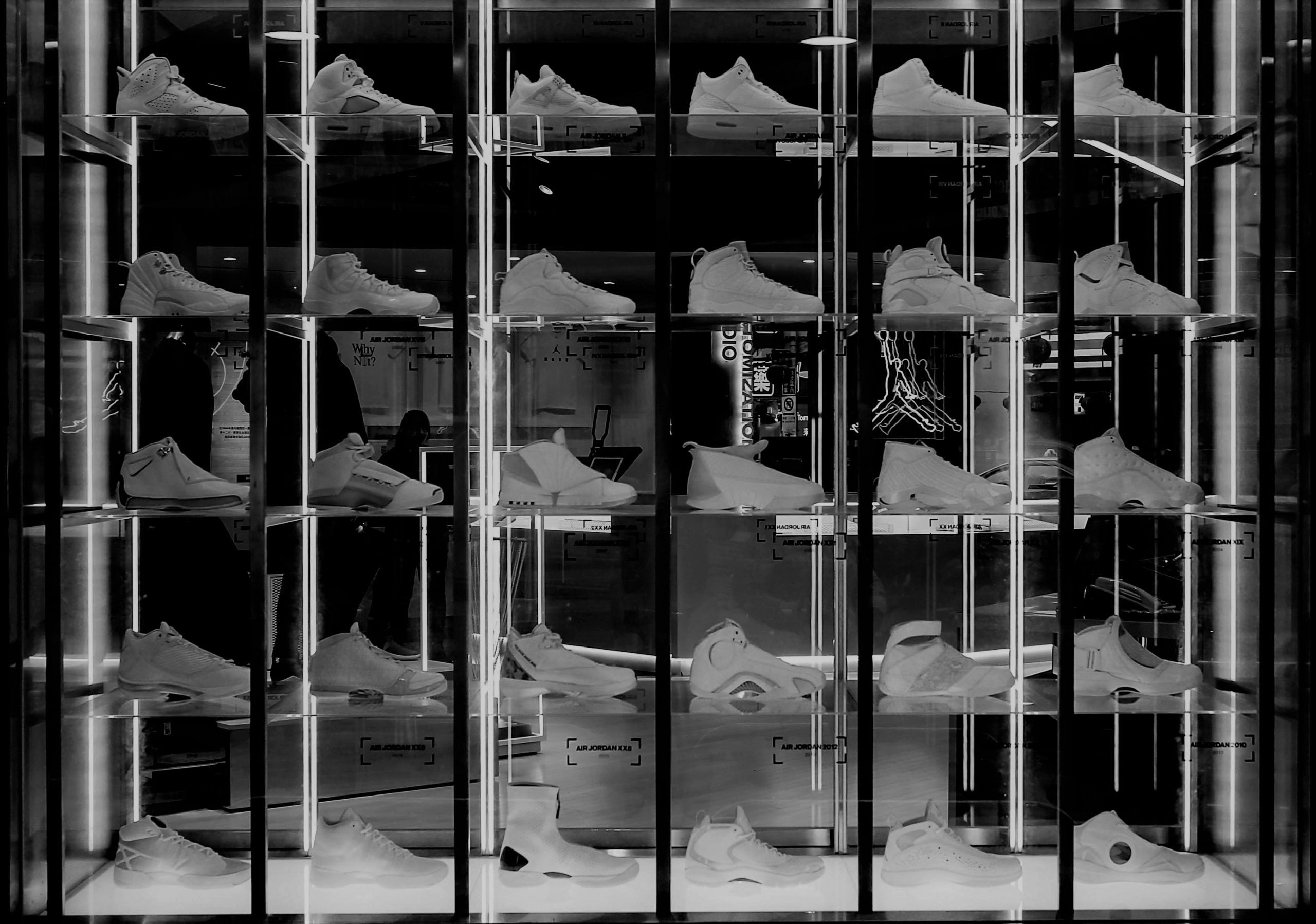 Vitrines avec sneakers sur des étagères