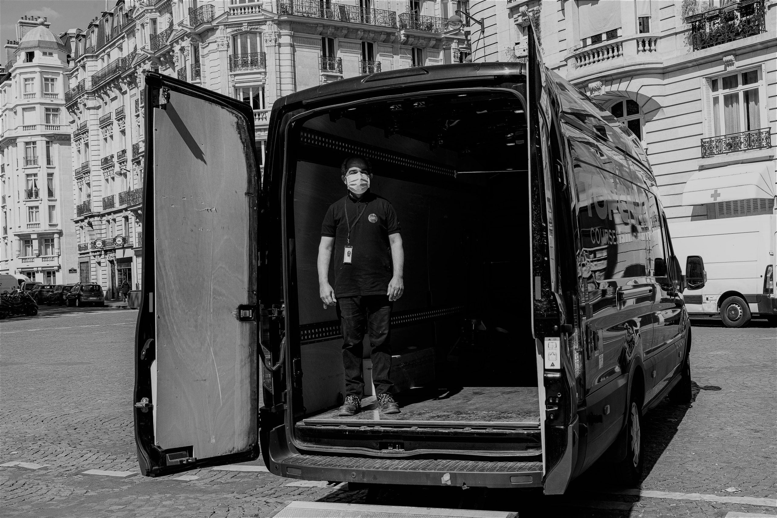 Livreur TopChrono dans son camion en uniforme