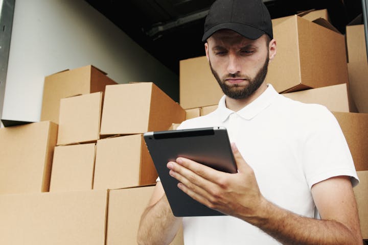 homme devant cartons