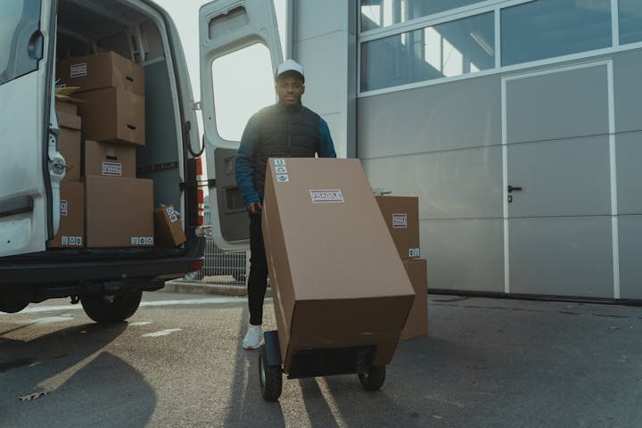 employé livrant un gros colis